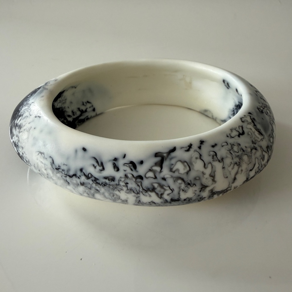 DINOSAUR DESIGNS Small Rock Resin Bangle Bracelet White Marble